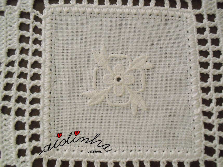bordado do quadrado de linho da toalha de crochet