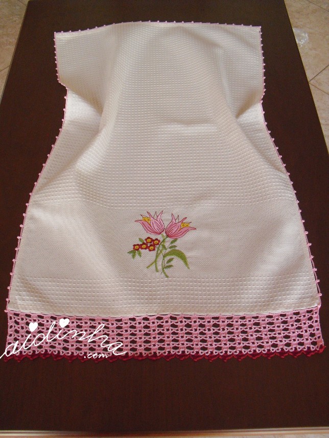 pano de favo bordado e com crochet rosa