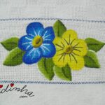 Toalha, com pintura de flores e crochet