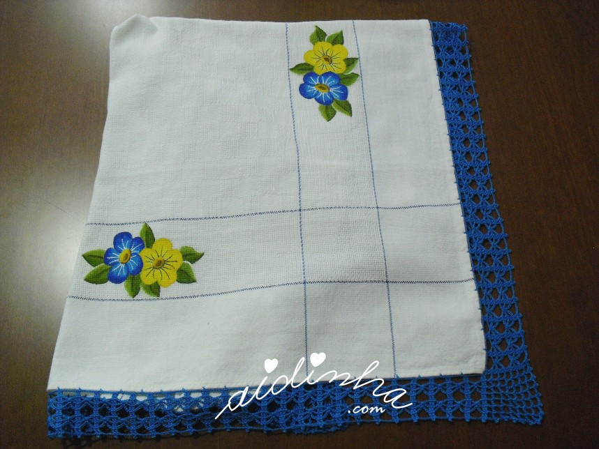 outra foto da toalha pintada à mão com flores e crochet