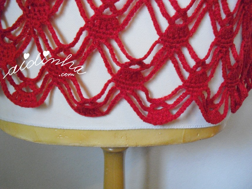 acabamento da capinha de crochet em vermelho