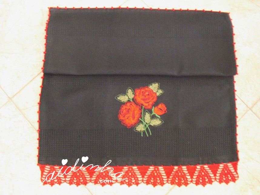 pano de favo preto com crochet vermelho