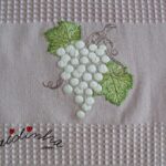 Conjunto de panos de favo, bordados e com crochet