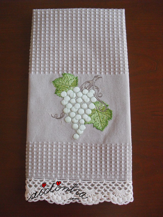 pano de cozinha com uvas bordadas e crochet