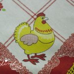 Toalhinha de mesa com galinhas e crochet