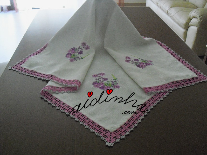 outra foto da toalha de mesa com quatro bordados com crochet em lilás e cinza