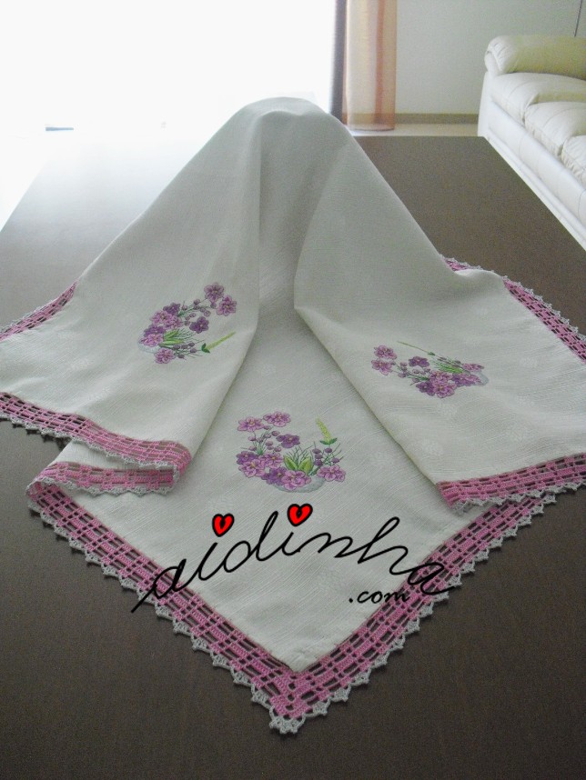 toalha de mesa com 4 bordados e crochet em lilás e cinza