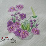 Toalha de mesa com quatro bordados e crochet em lilás e cinza