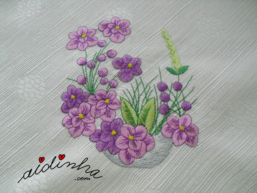 bordado da toalha de mesa com crochet lilás