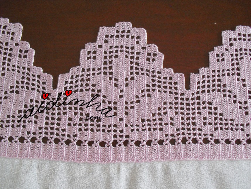 crochet do pano pintado em tons de rosa e crochet lilás