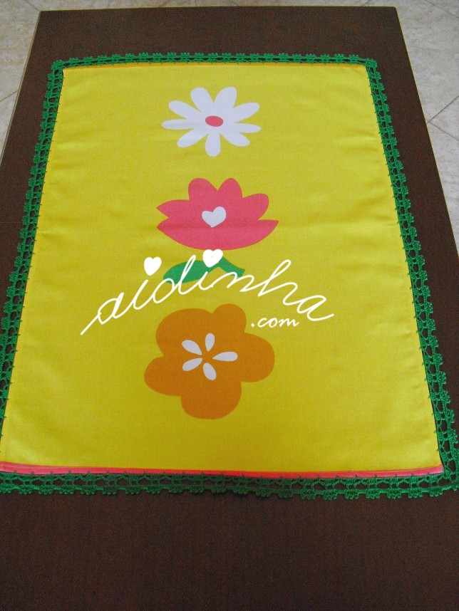 pano com flores e crochet verde