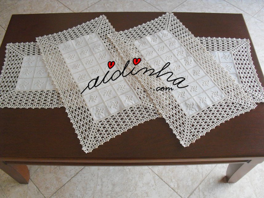 Conjunto de quarto em linho bordado e crochet creme