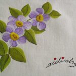 Centro em linho, pintado à mão e crochet lilás