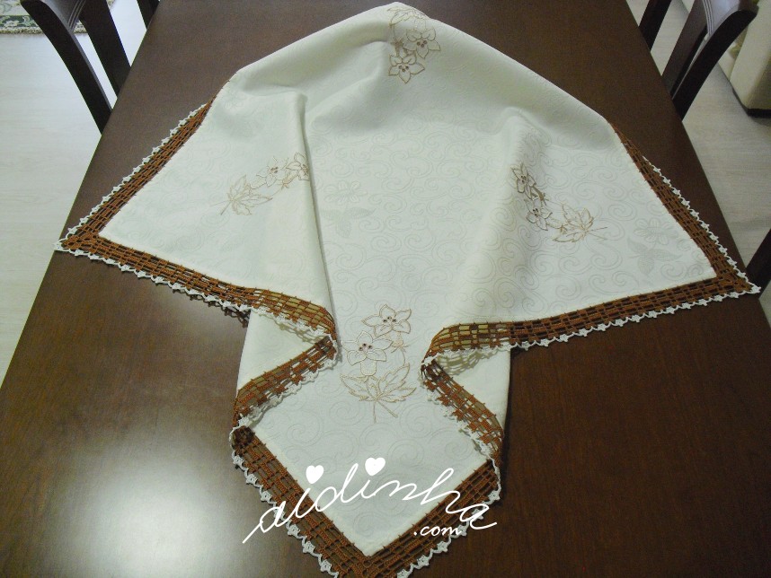 toalha de mesa, com bordados e crochet