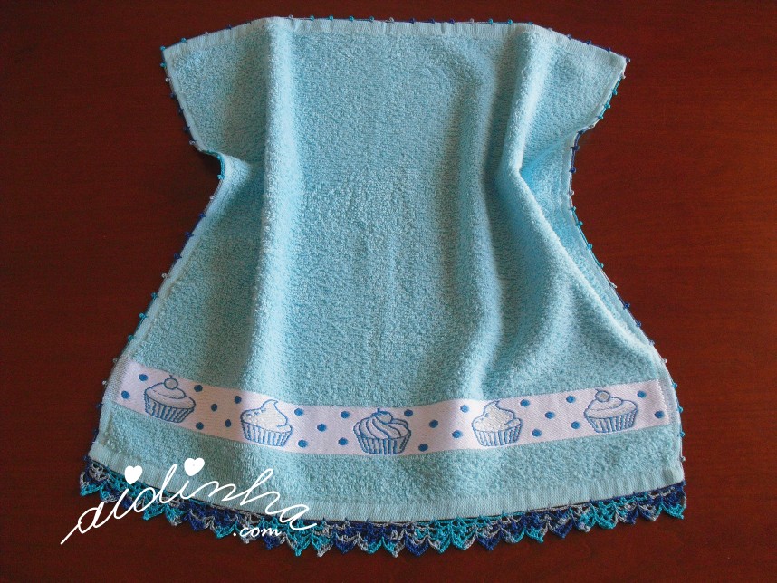 pano azul turco de cozinha, com cupcakes e crochet