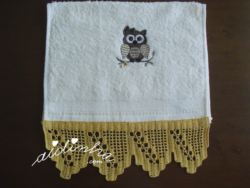 toalha de bidé com mocho bordado e crochet