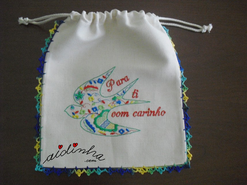 saquinho de prenda, bordado e com crochet