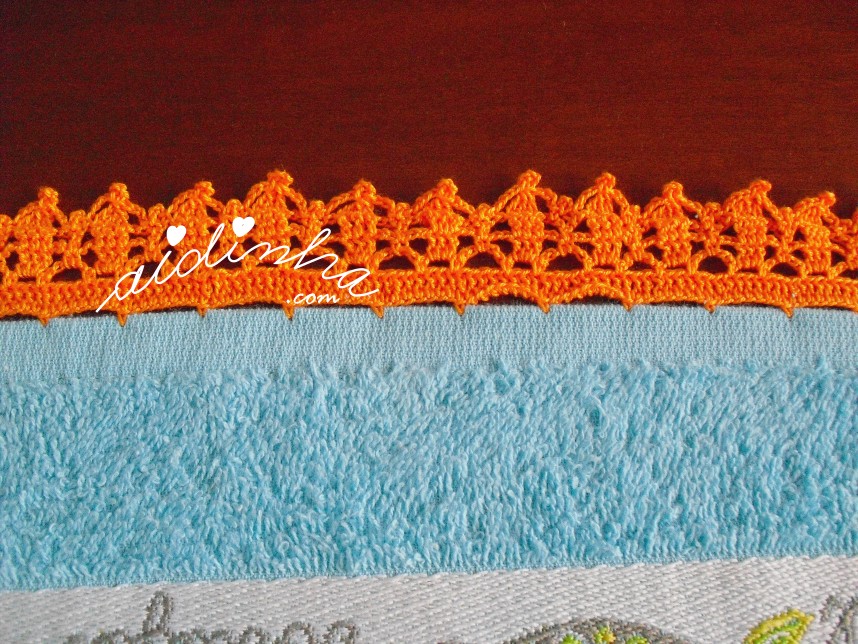 crochet laranja do pano turco com sardinhas