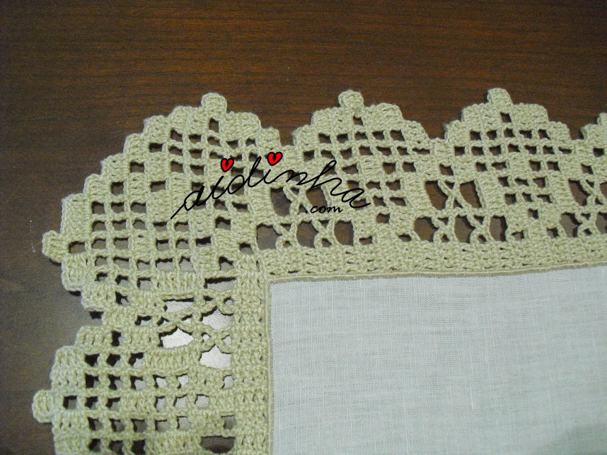 canto do crochet do conjunto de quarto bordado com rosas