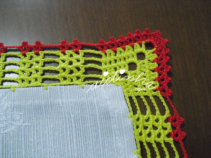 canto do crochet da toalha com jarros bordados