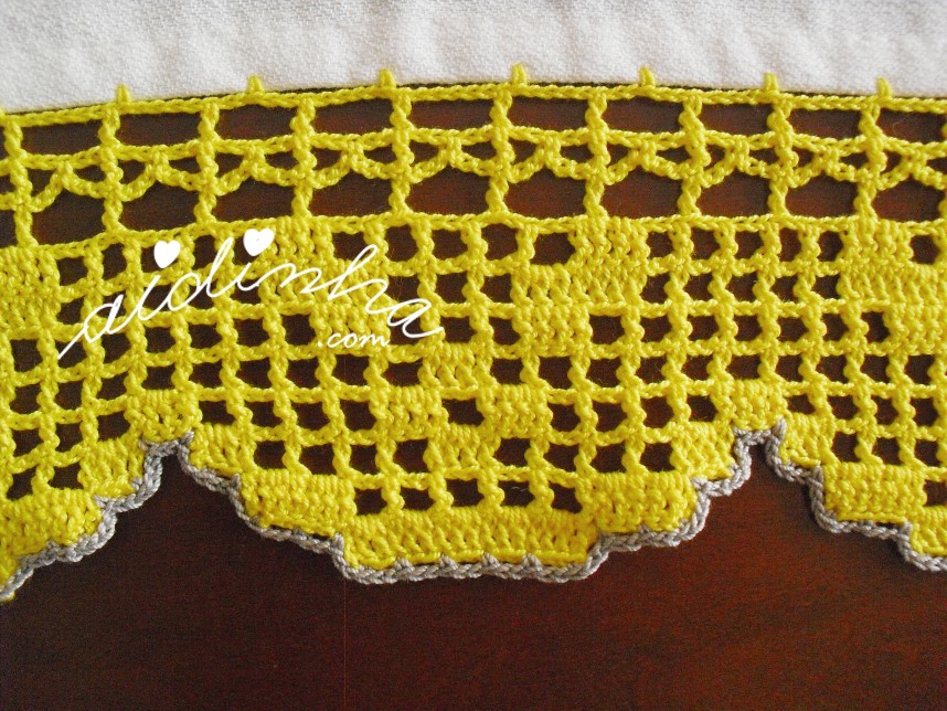 crochet amarelo do pano de cozinha com bordado cinza