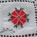 Toalha de Natal, com quadrados de linho bordados e crochet