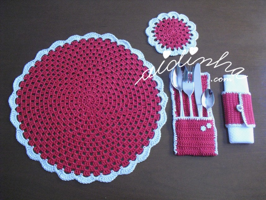 conjunto de mesa de Natal, em crochet vermelho e prateado