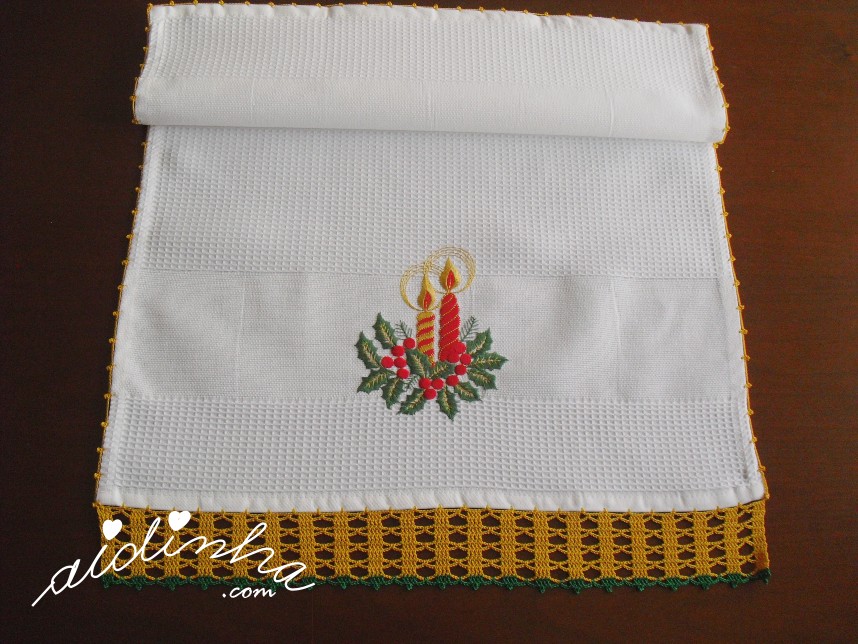 pano de favo com bordado de Natal e crochet