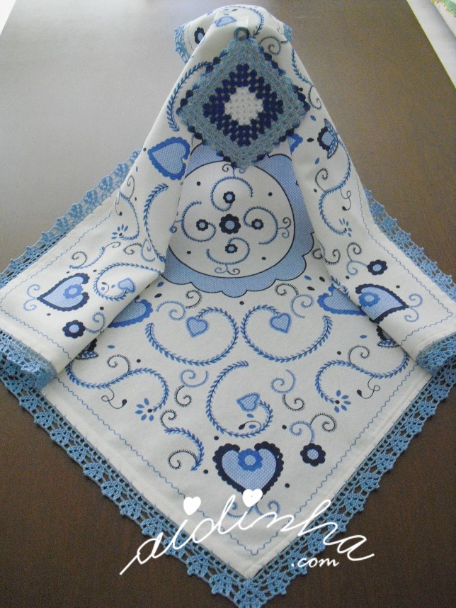 Conjunto de toalhinha + pega de cozinha, com crochet e em tons de azul