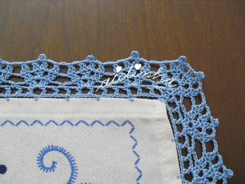 canto do crochet da toalha em tons de azul