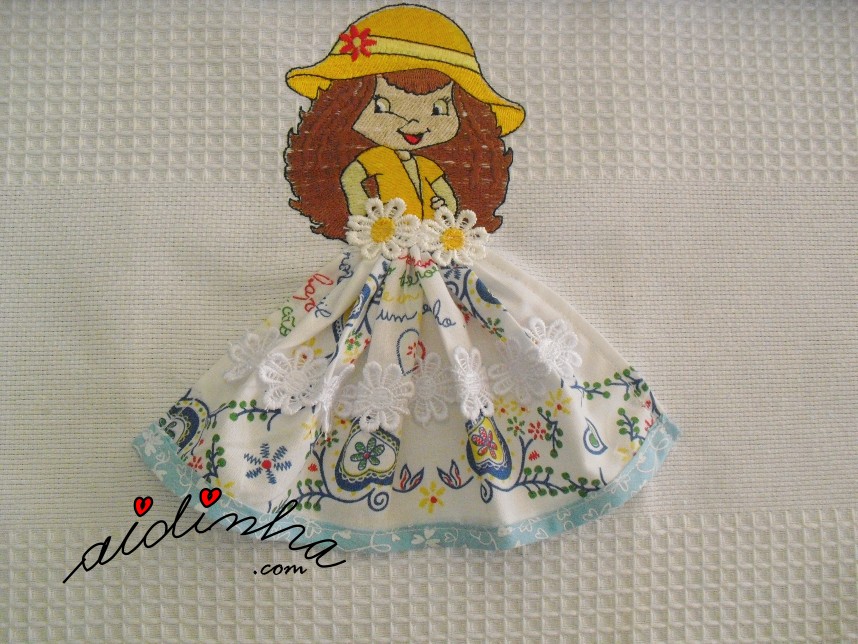 Boneca bordada com vestido aplicado e crochet