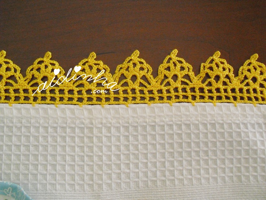 crochet amarelo do pano de cozinha com menina