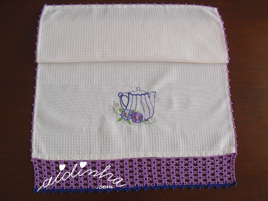 pano de favo bordado com bule e crochet