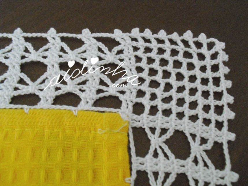 crochet da toalha de mesa amarela pintada à mão