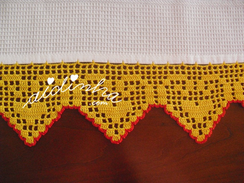 crochet amarelo do pano de cozinha, com bordado de Páscoa