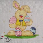 Pano de cozinha, com pintura manual alusiva à Páscoa e com crochet