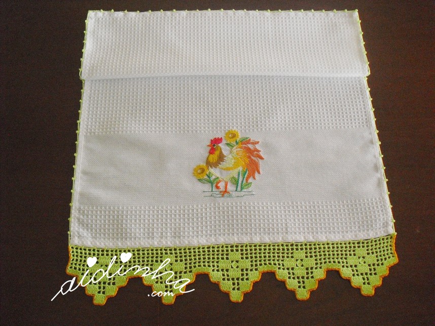 pano da louça com galo bordado e crochet