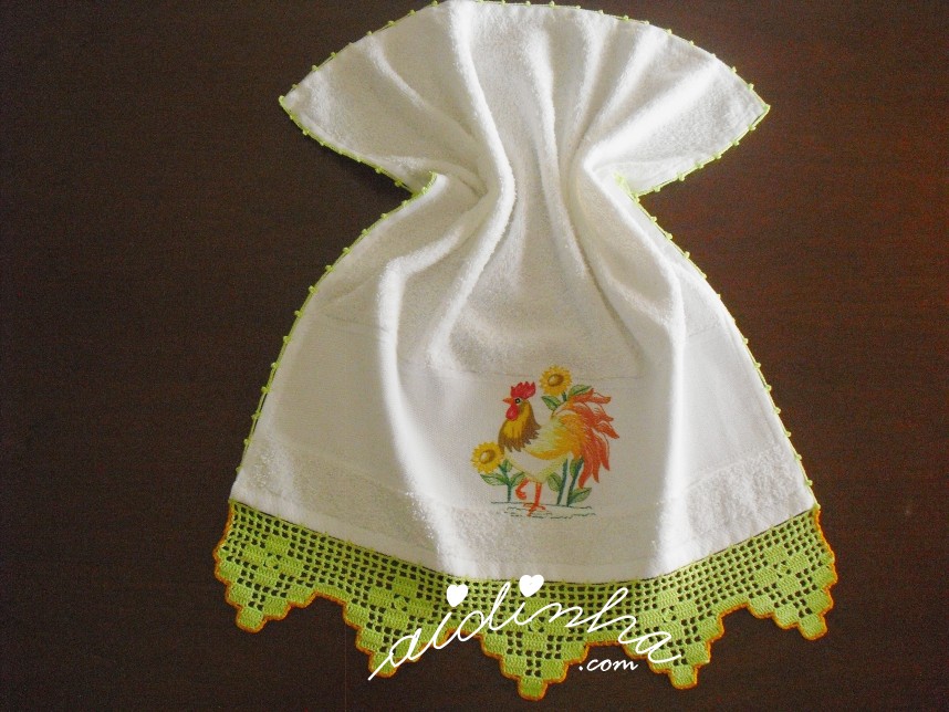 pano turco com galo bordado e crochet verde