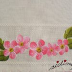 Centro com flores pintadas à mão e crochet
