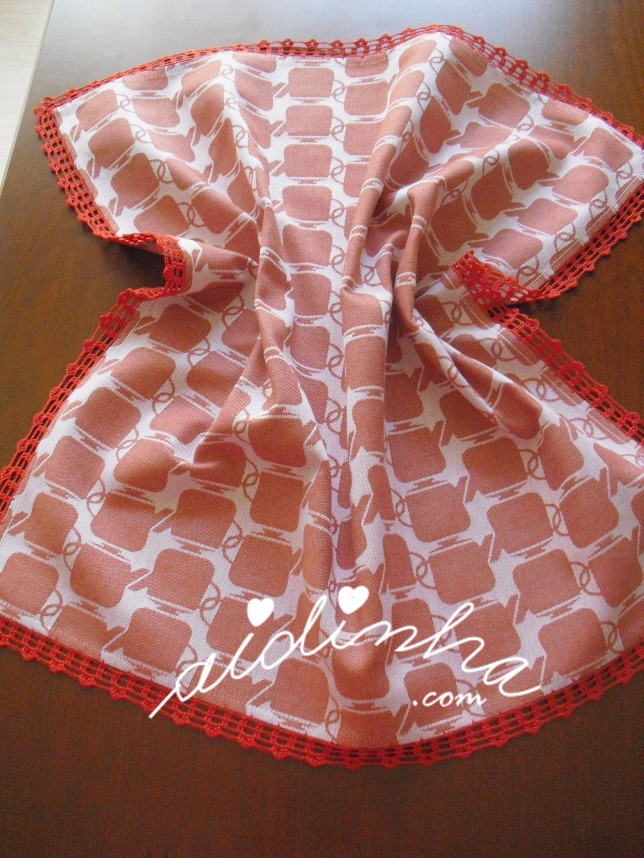 grande pano de cozinha estampado e com crochet em toda a volta