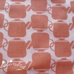 Grande pano de cozinha, com cafeteiras e crochet em toda a volta