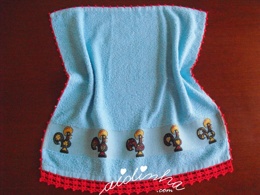 pano turco azul com crochet vermelho