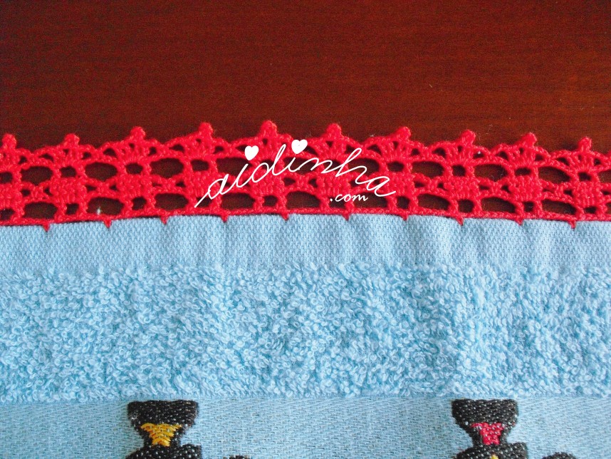 crochet vermelho do pano azul