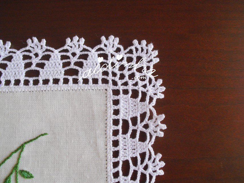 canto do crochet do centro de linho, bordado à mão