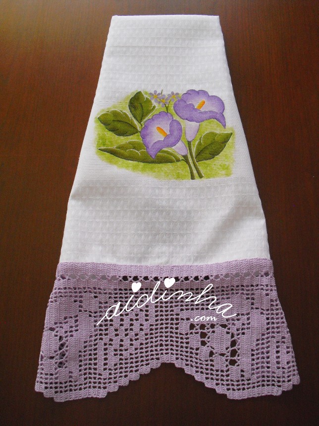 outra foto do pano de cozinha pintado à mão e com crochet lilás