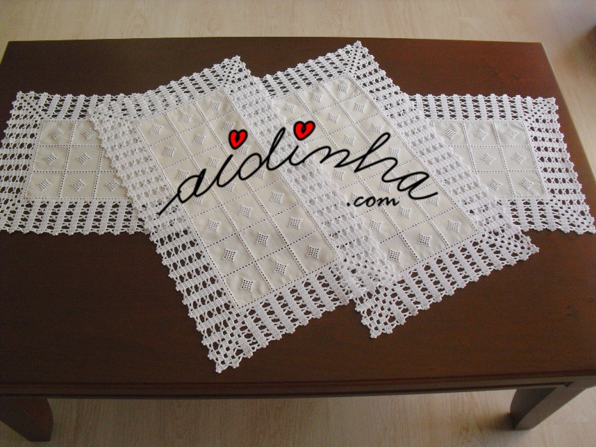Conjunto de quarto em linho bordado e crochet