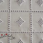 Conjunto de quarto em linho bordado e crochet em branco