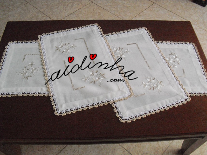 conjunto de quarto em linho bordado e crochet nas cores branco e creme