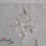 Conjunto de quarto em linho bordado e crochet nas cores branco e creme