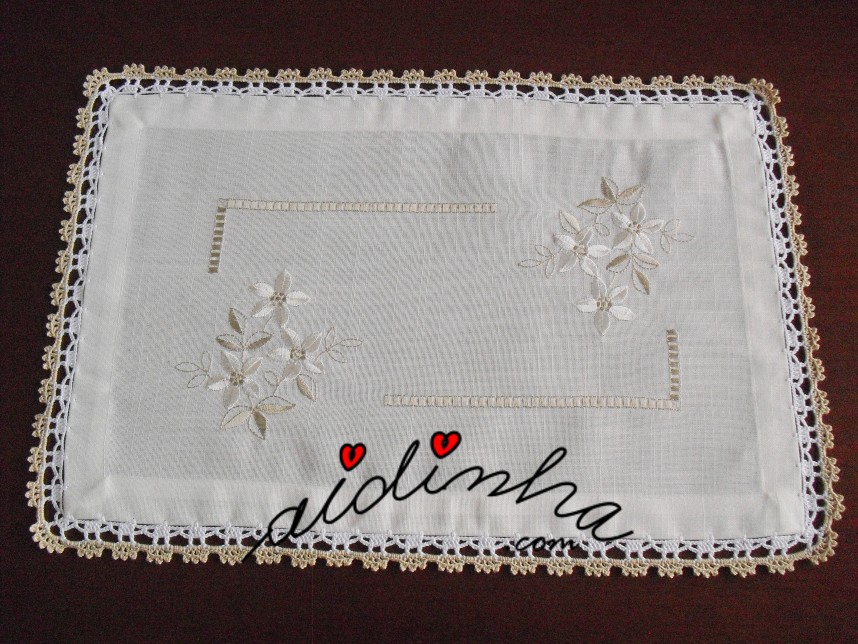 napron pequeno do conjunto de quarto com crochet